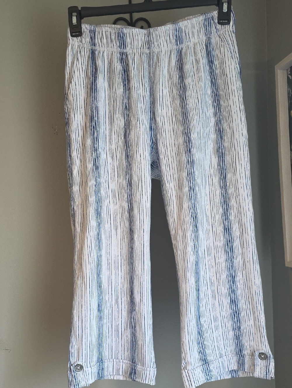 Blue & White Striped Elastic-Waist Capris Size Small - Wild Palms